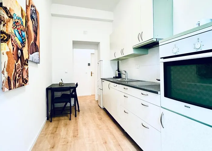 Comfortable Private In 5br Accommodation, 7-min Walk To Westbahnhof Apartment